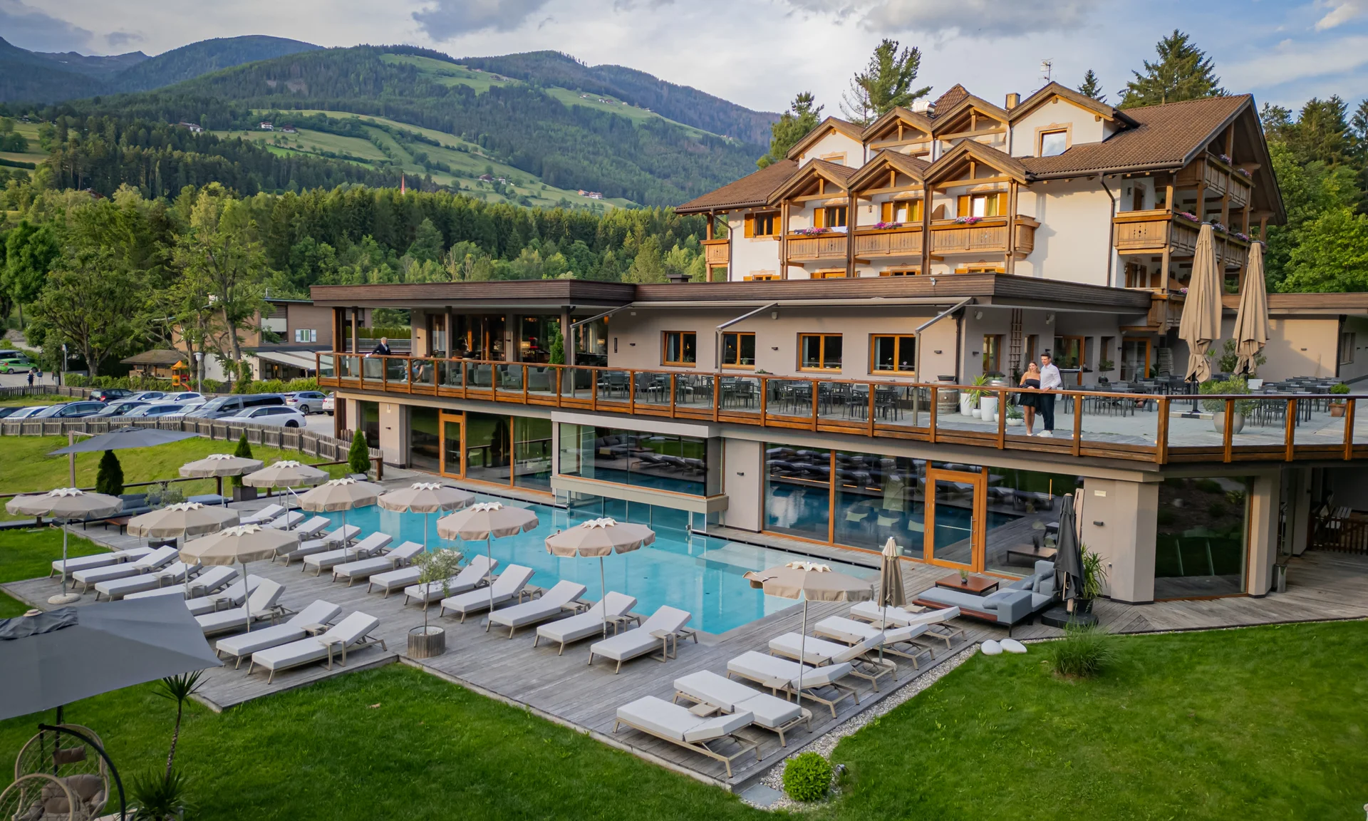 Il segreto di rallentare in questo hotel vicino a Brunico Hotel con piscina esterna, lettini e montagne sullo sfondo