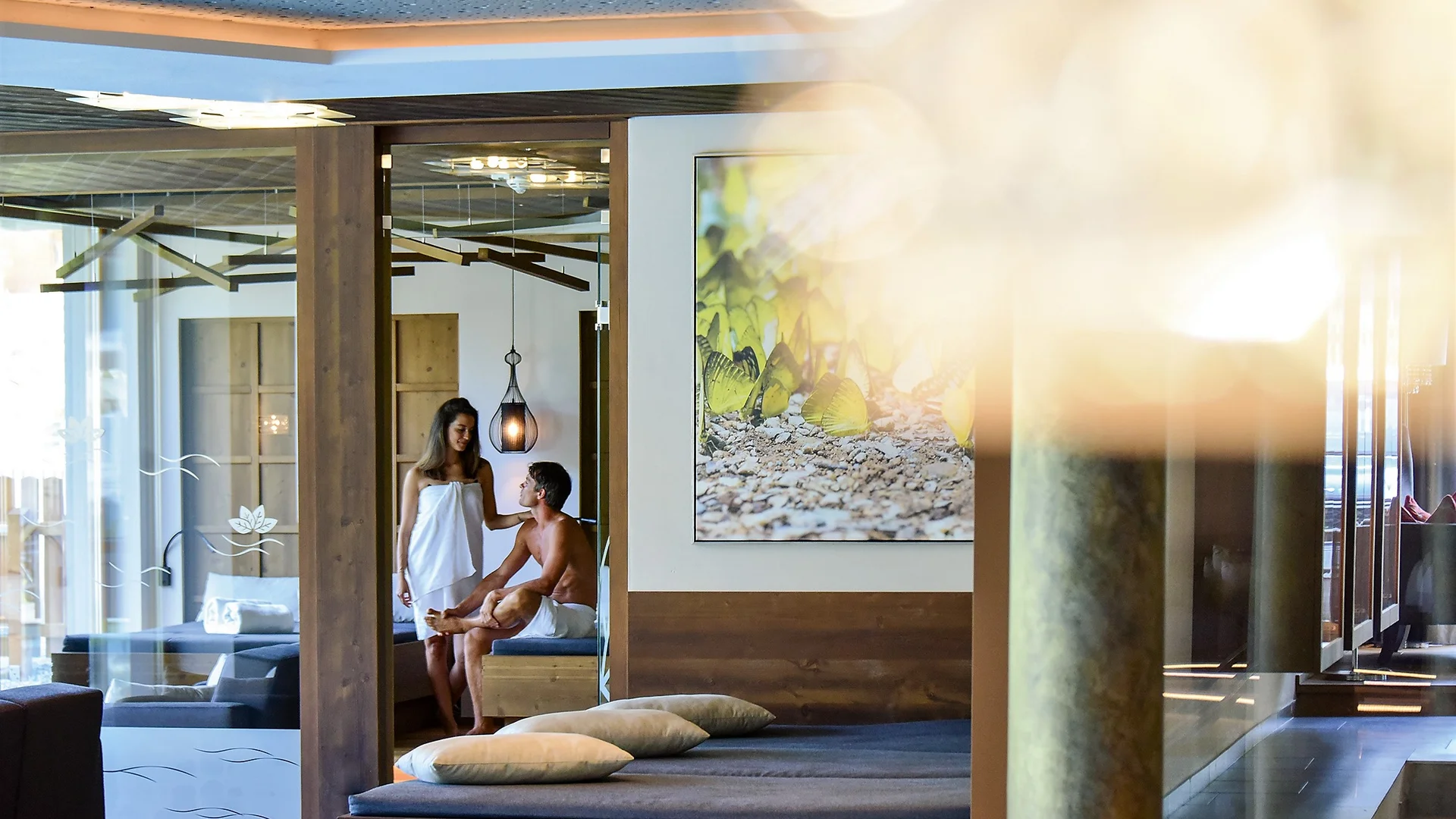 Paar im Spa-Bereich mit Holzmöbeln und entspannter Atmosphäre