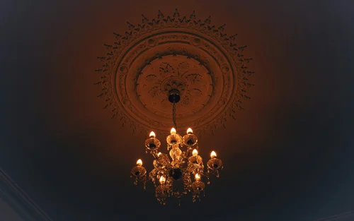 Lampadario illuminato su soffitto decorato