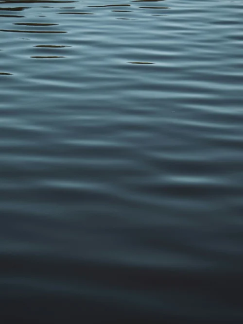 Sanfte Wellen auf ruhiger Wasseroberfläche