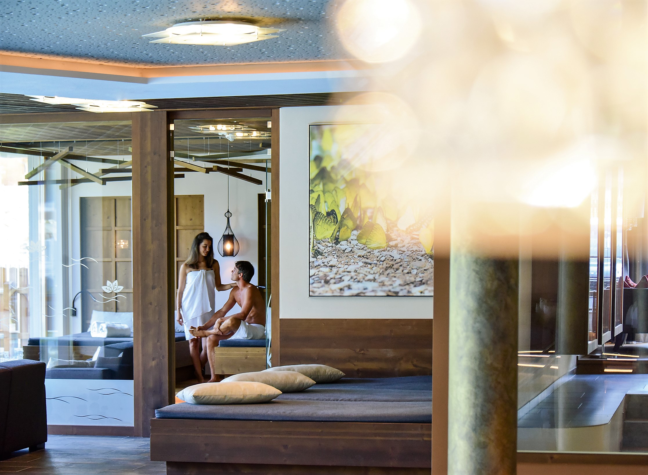 Paar im Spa-Bereich mit Holzmöbeln und entspannter Atmosphäre